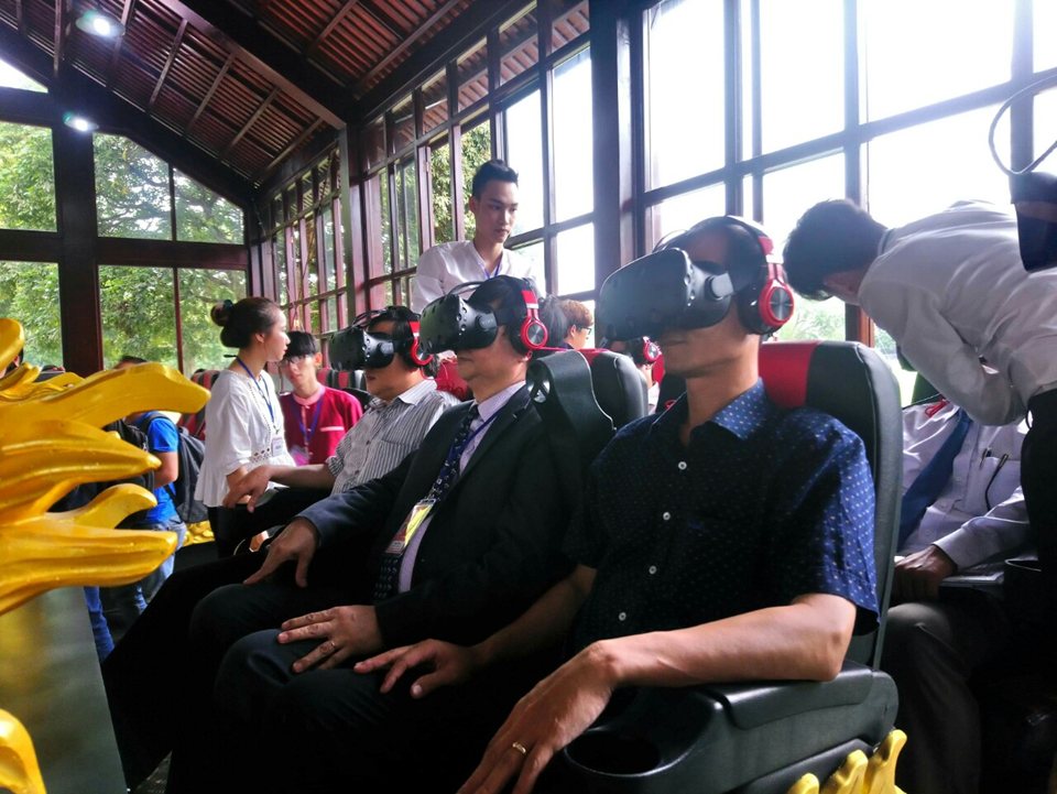 Du khách trải nghiệm thực tế ảo VR – Đi tìm Hoàng Cung đã mất